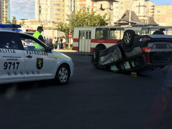 O maşină s-a răsturnat după ce s-a ciocnit violent cu un microbuz în sectorul Ciocana al Capitalei (FOTO/VIDEO)