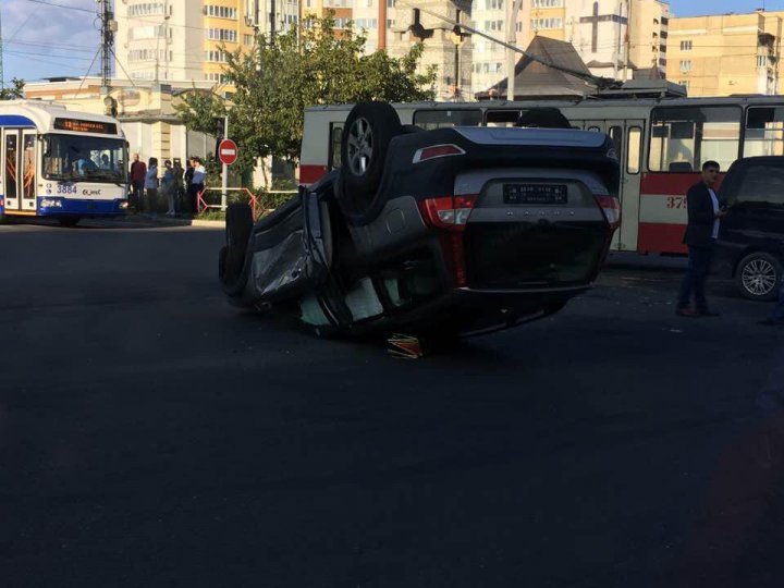 O maşină s-a răsturnat după ce s-a ciocnit violent cu un microbuz în sectorul Ciocana al Capitalei (FOTO/VIDEO)