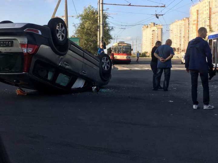 O maşină s-a răsturnat după ce s-a ciocnit violent cu un microbuz în sectorul Ciocana al Capitalei (FOTO/VIDEO)