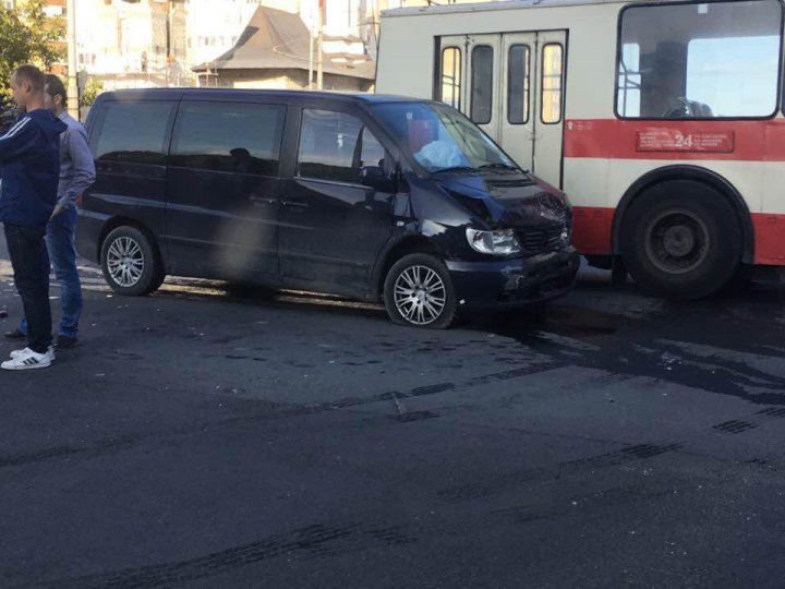 O maşină s-a răsturnat după ce s-a ciocnit violent cu un microbuz în sectorul Ciocana al Capitalei (FOTO/VIDEO)