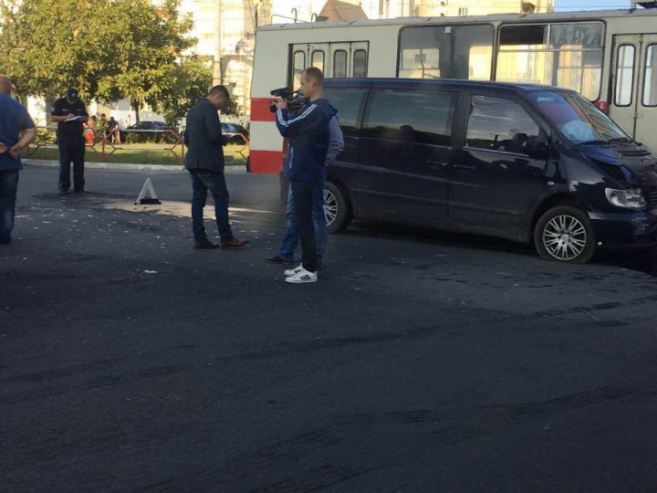 O maşină s-a răsturnat după ce s-a ciocnit violent cu un microbuz în sectorul Ciocana al Capitalei (FOTO/VIDEO)