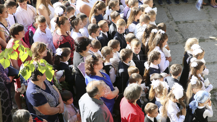 Elevii s-au întors la şcoală! Unii au făcut parada modei şi au chefuit în localuri de lux (FOTO)