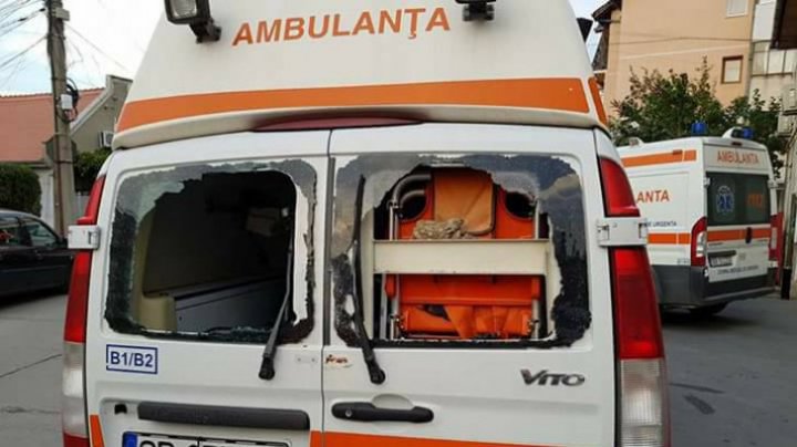 Un echipaj de ambulanță atacat cu bolovani chiar de pacientul la care au fost chemați (FOTO)