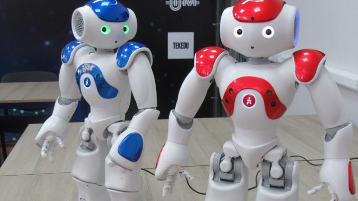 NEOBIŞNUIT! Studenţii de la UTM vor avea un nou coleg robot: Dansează, ascultă muzică şi poate vorbi (FOTO)