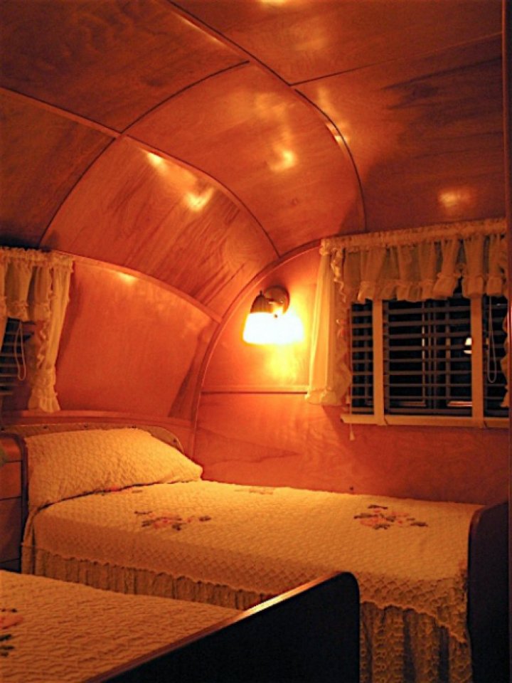 Au găsit o rulotă fabricată în anul 1953. Au intrat în ea şi au rămas surprinși ce au găsit acolo