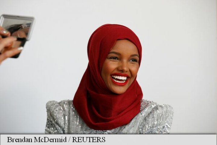 S-a refugiat din Sudan și a devenit primul supermodel care poartă hijab