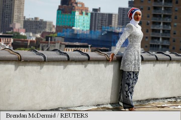 S-a refugiat din Sudan și a devenit primul supermodel care poartă hijab