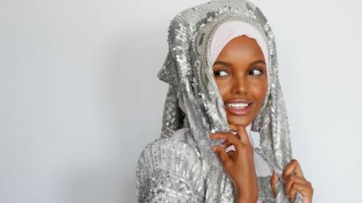 S-a refugiat din Sudan și a devenit primul supermodel care poartă hijab