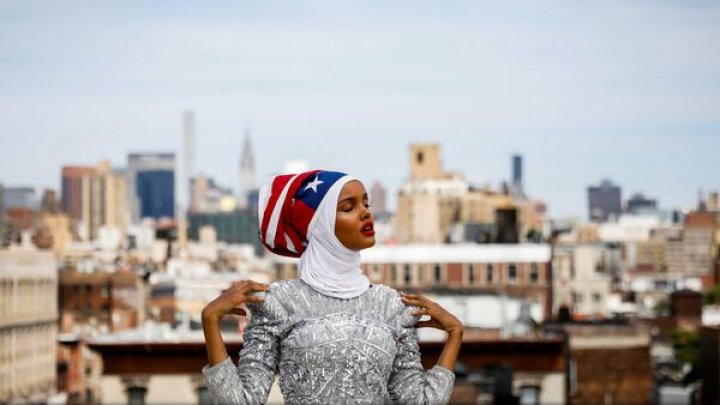 S-a refugiat din Sudan și a devenit primul supermodel care poartă hijab