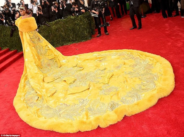 Rihanna, apariţie spectaculoasă la Săptămâna modei de la New York