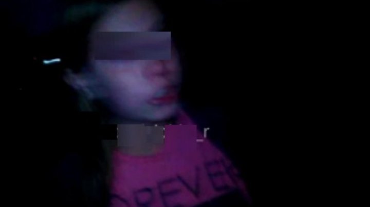 ÎNGROZITOR! Mai mulţi adolescenţi au bătut cu picioarele o fată, apoi i-au dat foc la păr (VIDEO 18+)