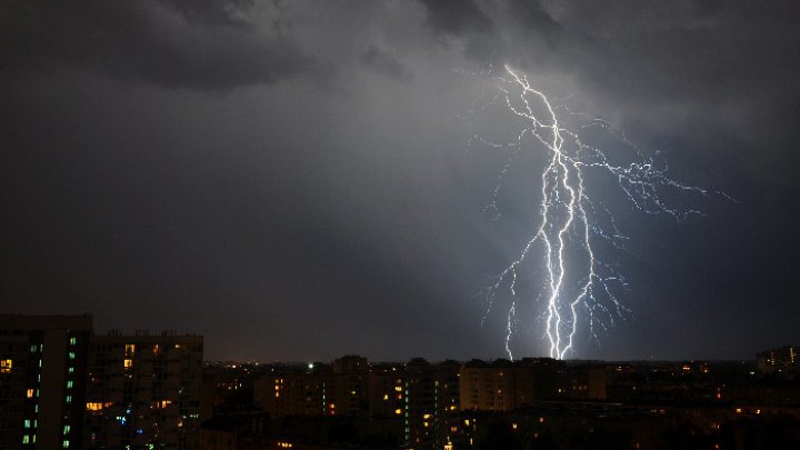 AVERTISMENT METEO: O furtună violentă va lovi Bucureştiul în această seară