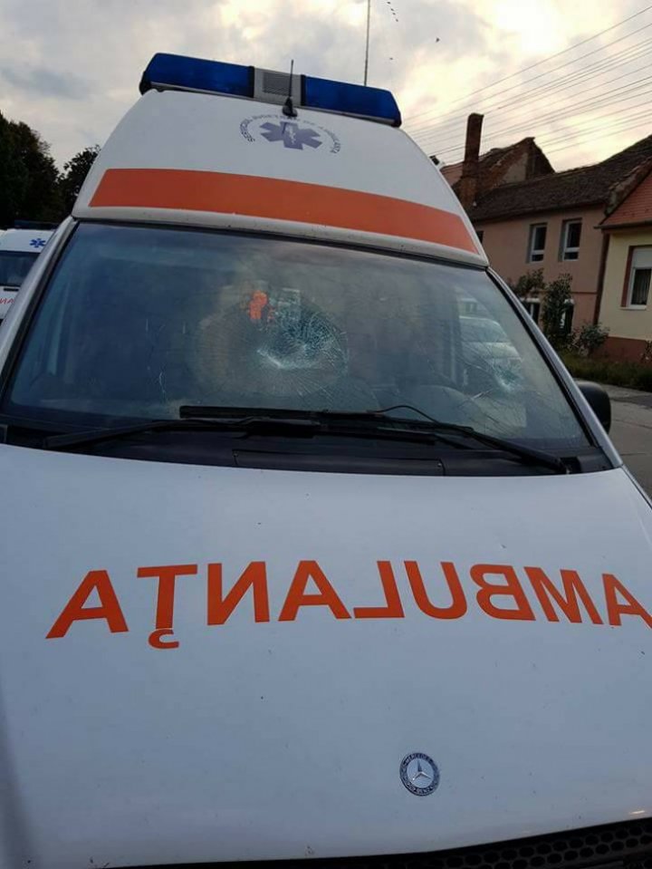 Un echipaj de ambulanță atacat cu bolovani chiar de pacientul la care au fost chemați (FOTO)