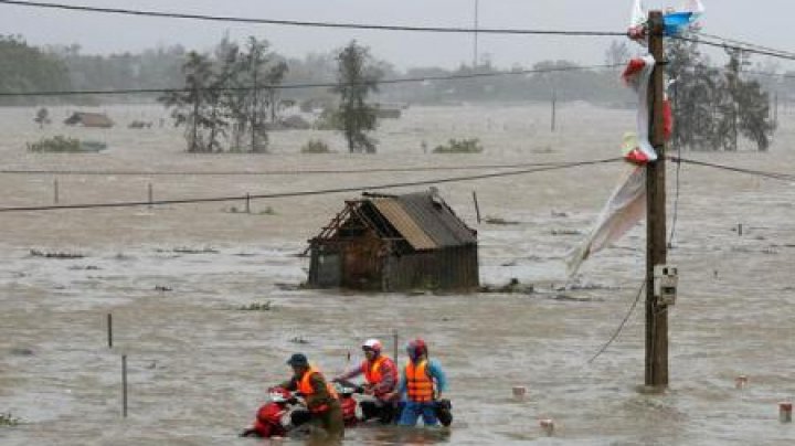 Taifun devastator în Vietnam. Mii de persoane au fost evacuate