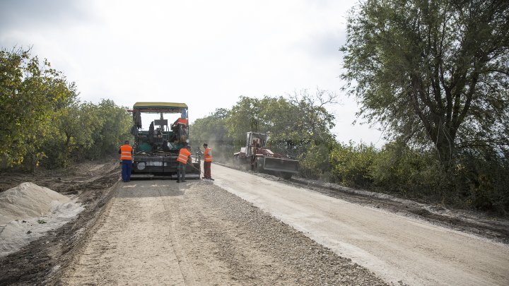 Se chinuie de atâţia ani să-l repare. Drumul spre Mănăstirea Ţâpova va fi gata până la finalul lui 2018 (FOTOREPORT)