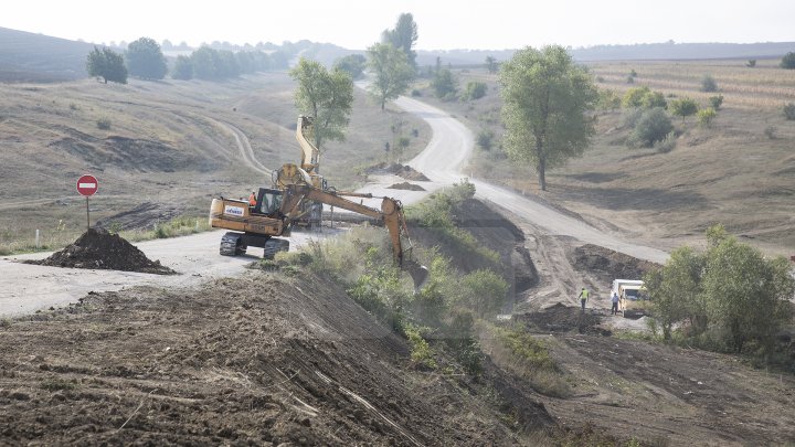 Se chinuie de atâţia ani să-l repare. Drumul spre Mănăstirea Ţâpova va fi gata până la finalul lui 2018 (FOTOREPORT)