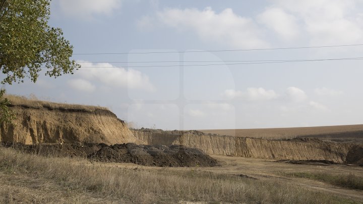 Se chinuie de atâţia ani să-l repare. Drumul spre Mănăstirea Ţâpova va fi gata până la finalul lui 2018 (FOTOREPORT)