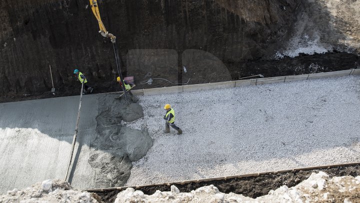 Se chinuie de atâţia ani să-l repare. Drumul spre Mănăstirea Ţâpova va fi gata până la finalul lui 2018 (FOTOREPORT)