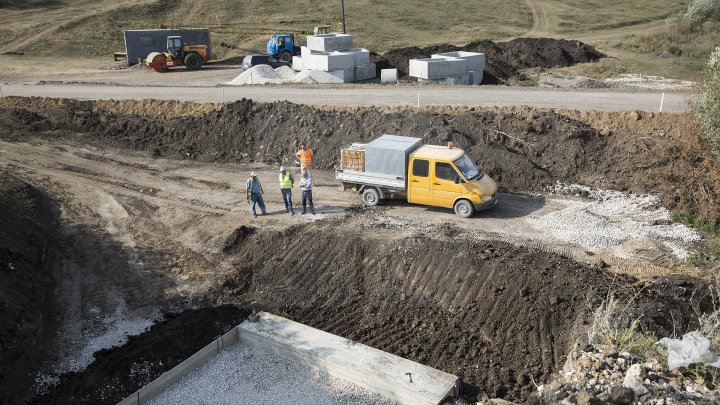 Se chinuie de atâţia ani să-l repare. Drumul spre Mănăstirea Ţâpova va fi gata până la finalul lui 2018 (FOTOREPORT)