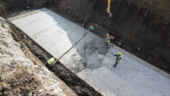 Se chinuie de atâţia ani să-l repare. Drumul spre Mănăstirea Ţâpova va fi gata până la finalul lui 2018 (FOTOREPORT)