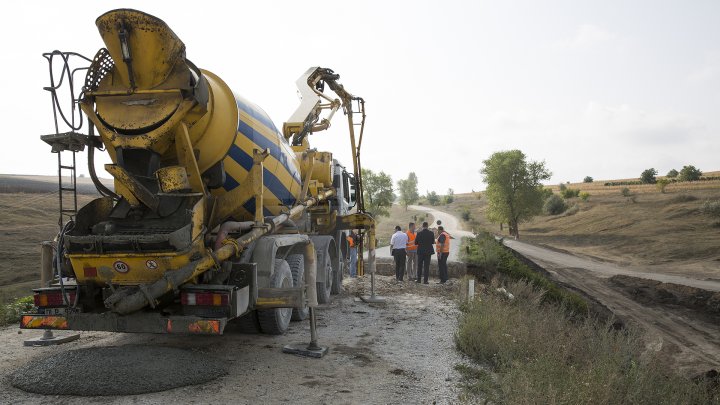 Se chinuie de atâţia ani să-l repare. Drumul spre Mănăstirea Ţâpova va fi gata până la finalul lui 2018 (FOTOREPORT)