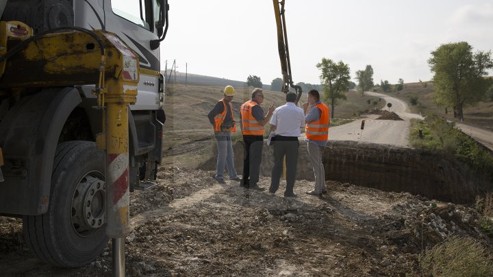 Se chinuie de atâţia ani să-l repare. Drumul spre Mănăstirea Ţâpova va fi gata până la finalul lui 2018 (FOTOREPORT)