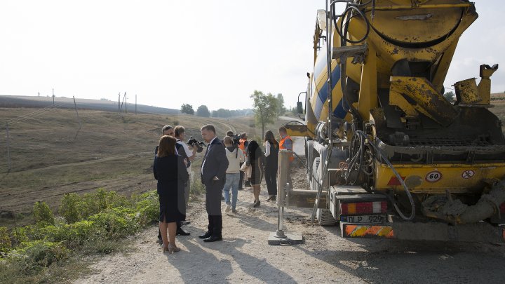 Se chinuie de atâţia ani să-l repare. Drumul spre Mănăstirea Ţâpova va fi gata până la finalul lui 2018 (FOTOREPORT)