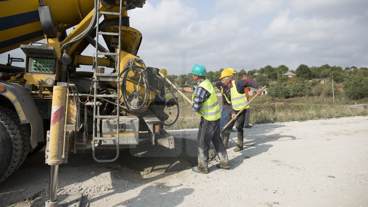 Se chinuie de atâţia ani să-l repare. Drumul spre Mănăstirea Ţâpova va fi gata până la finalul lui 2018 (FOTOREPORT)