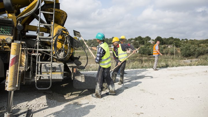 Se chinuie de atâţia ani să-l repare. Drumul spre Mănăstirea Ţâpova va fi gata până la finalul lui 2018 (FOTOREPORT)