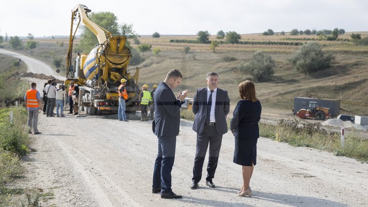 Se chinuie de atâţia ani să-l repare. Drumul spre Mănăstirea Ţâpova va fi gata până la finalul lui 2018 (FOTOREPORT)