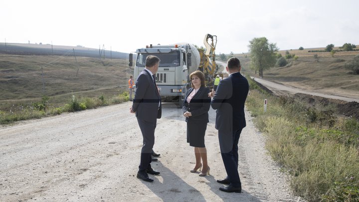 Se chinuie de atâţia ani să-l repare. Drumul spre Mănăstirea Ţâpova va fi gata până la finalul lui 2018 (FOTOREPORT)