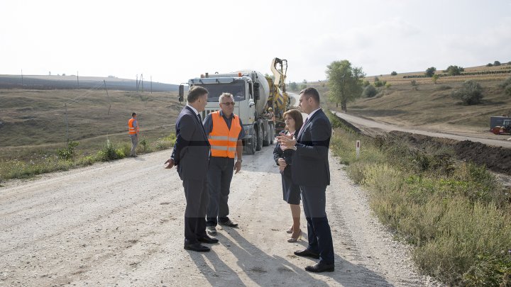 Se chinuie de atâţia ani să-l repare. Drumul spre Mănăstirea Ţâpova va fi gata până la finalul lui 2018 (FOTOREPORT)