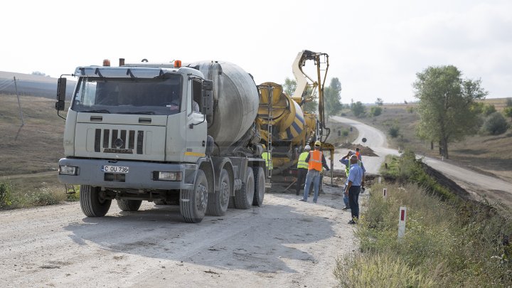 Se chinuie de atâţia ani să-l repare. Drumul spre Mănăstirea Ţâpova va fi gata până la finalul lui 2018 (FOTOREPORT)