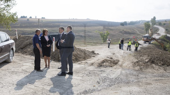 Se chinuie de atâţia ani să-l repare. Drumul spre Mănăstirea Ţâpova va fi gata până la finalul lui 2018 (FOTOREPORT)