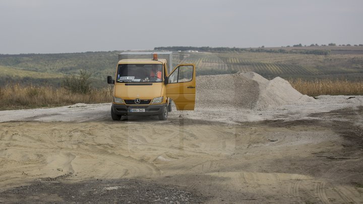 Se chinuie de atâţia ani să-l repare. Drumul spre Mănăstirea Ţâpova va fi gata până la finalul lui 2018 (FOTOREPORT)