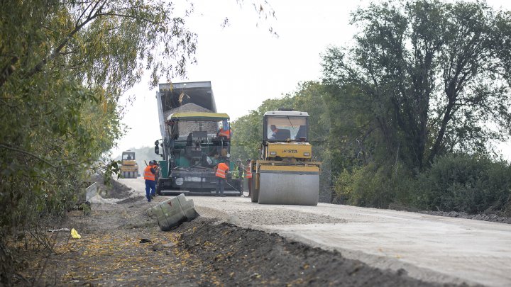 Se chinuie de atâţia ani să-l repare. Drumul spre Mănăstirea Ţâpova va fi gata până la finalul lui 2018 (FOTOREPORT)