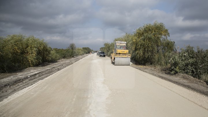 Se chinuie de atâţia ani să-l repare. Drumul spre Mănăstirea Ţâpova va fi gata până la finalul lui 2018 (FOTOREPORT)