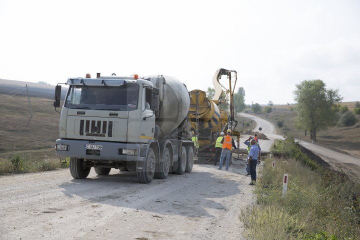 Se chinuie de atâţia ani să-l repare. Drumul spre Mănăstirea Ţâpova va fi gata până la finalul lui 2018 (FOTOREPORT)