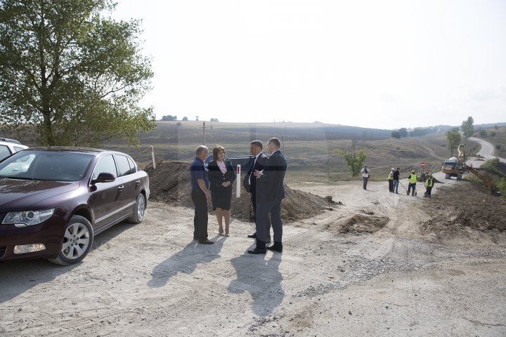 Se chinuie de atâţia ani să-l repare. Drumul spre Mănăstirea Ţâpova va fi gata până la finalul lui 2018 (FOTOREPORT)