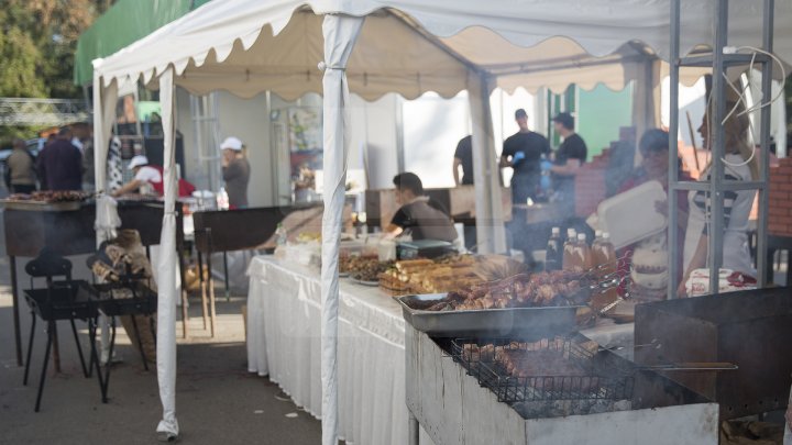 Tradiţie respectată cu sfinţenie. Festivalul Tulburel 2017 a adunat zeci de doritori de a gusta vinuri noi