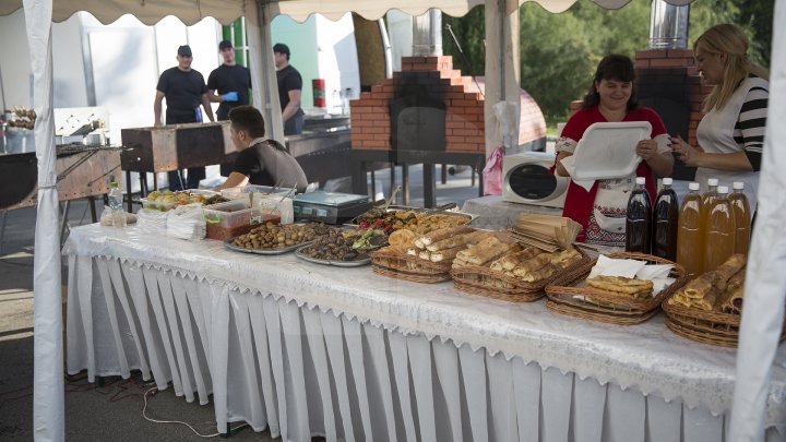 Tradiţie respectată cu sfinţenie. Festivalul Tulburel 2017 a adunat zeci de doritori de a gusta vinuri noi