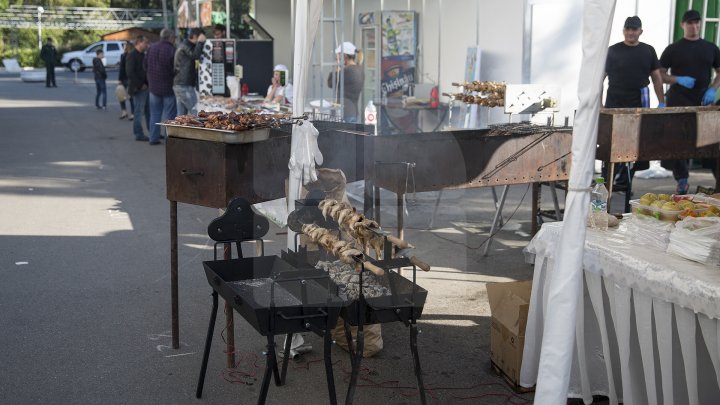 Tradiţie respectată cu sfinţenie. Festivalul Tulburel 2017 a adunat zeci de doritori de a gusta vinuri noi