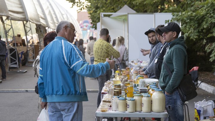 Tradiţie respectată cu sfinţenie. Festivalul Tulburel 2017 a adunat zeci de doritori de a gusta vinuri noi