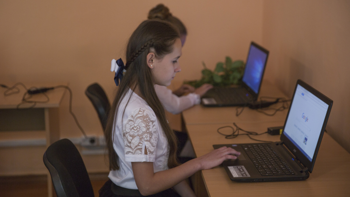 Liderul PDM a vizitat şcoala pe care a absolvit-o. Cum era elevul Vlad Plahotniuc şi ce le-a spus tinerilor (FOTO)