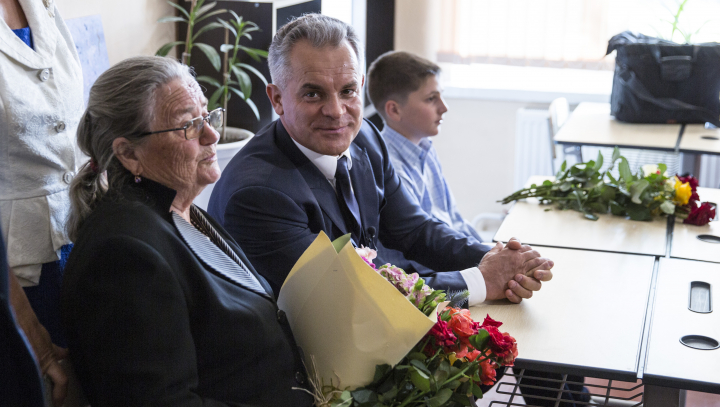 Liderul PDM a vizitat şcoala pe care a absolvit-o. Cum era elevul Vlad Plahotniuc şi ce le-a spus tinerilor (FOTO)