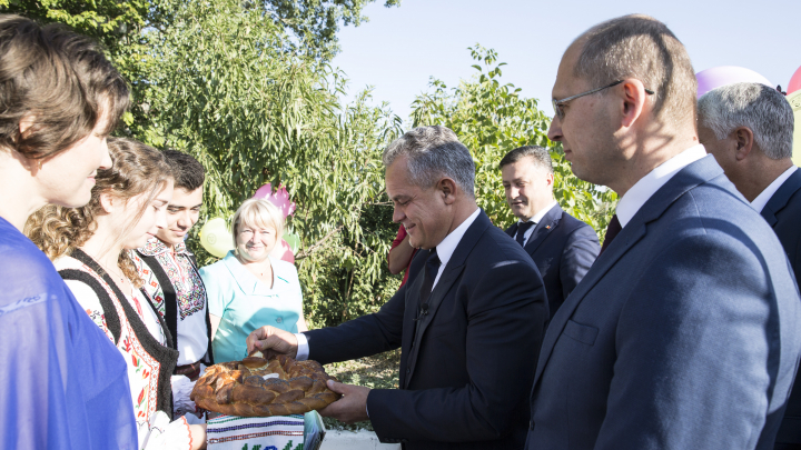 Liderul PDM a vizitat şcoala pe care a absolvit-o. Cum era elevul Vlad Plahotniuc şi ce le-a spus tinerilor (FOTO)