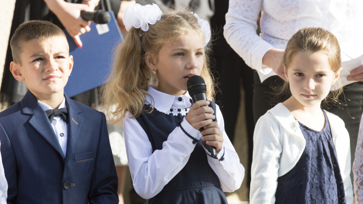 Liderul PDM a vizitat şcoala pe care a absolvit-o. Cum era elevul Vlad Plahotniuc şi ce le-a spus tinerilor (FOTO)