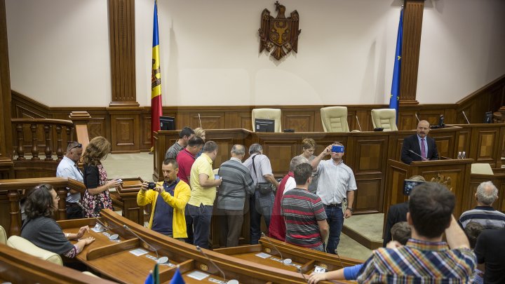 Ziua Internațională a Democrației, marcată cu mult fast la Parlament. Legislativul și-a deschis ușile pentru toți curioșii