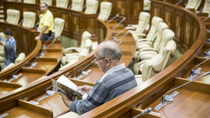 Ziua Internațională a Democrației, marcată cu mult fast la Parlament. Legislativul și-a deschis ușile pentru toți curioșii