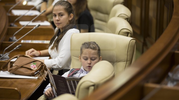 Ziua Internațională a Democrației, marcată cu mult fast la Parlament. Legislativul și-a deschis ușile pentru toți curioșii